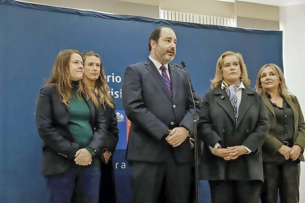 <p>Ministro del Trabajo se reúne con parlamentarias de la UDI por sala cuna</p>