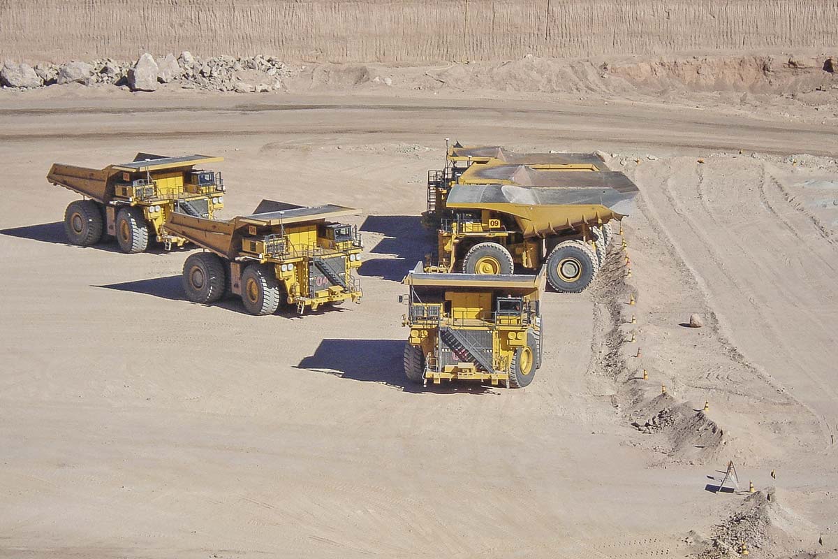 <p>Costos mineros caen 3,1% en 2025, pero guerra en Irán quiebra esta racha: energía, transporte e insumos inyectan presión este año</p>