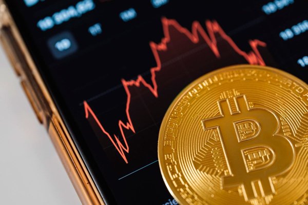 <p>El bitcoin agrava su caída con el vuelco en los ETF</p>