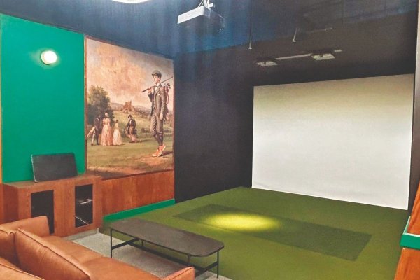 Con tragos y sin membresía: así es el “anti club” de golf que aterriza en Isidora Goyenechea