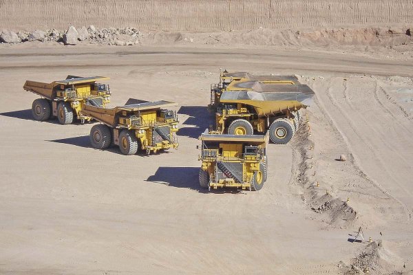 Costos mineros caen 3,1% en 2025, pero guerra en Irán quiebra esta racha: energía, transporte e insumos inyectan presión este año