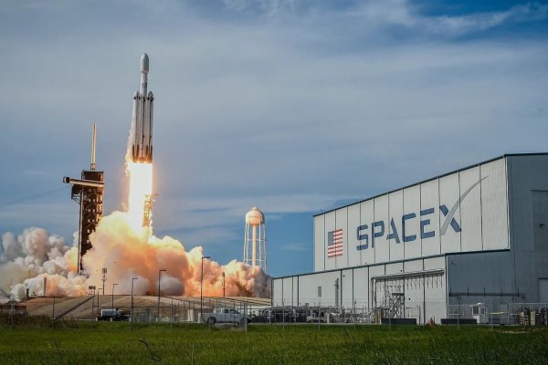 Los inversionistas corren por aumentar su exposición a SpaceX antes de su apetecida salida a bolsa