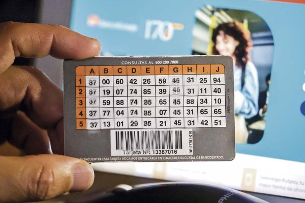 Adultos mayores, personas con discapacidad o sin teléfonos inteligentes: CMF define quiénes podrán seguir usando tarjetas de coordenadas