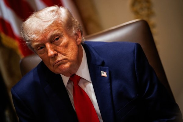 Trump firma orden ejecutiva que permitirá al gobierno de EEUU supervisar modelos de IA antes de su lanzamiento