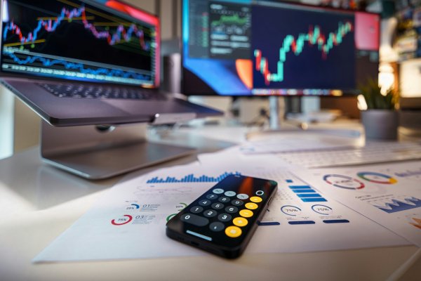 Mercado compra deuda en pesos y vende la UF por caída de expectativas inflacionarias en Chile