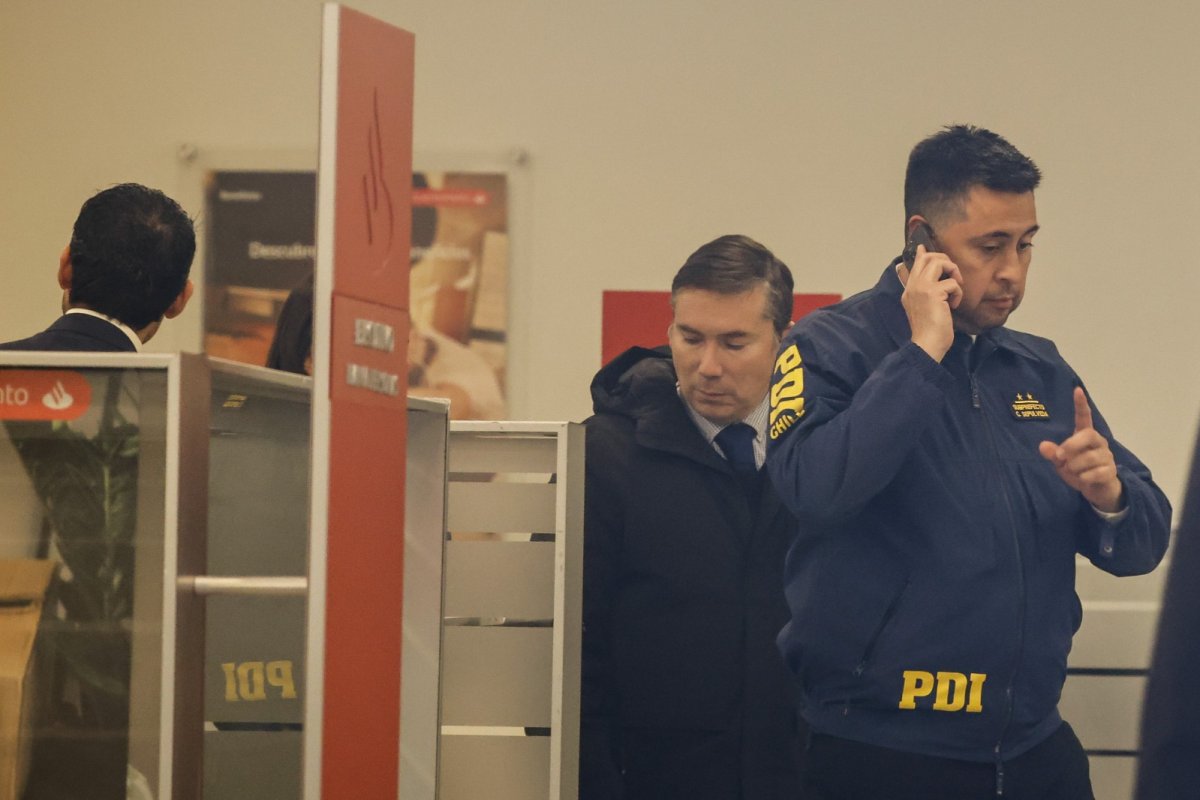 <p>Allanan sucursal de Santander y detienen a ejecutivo en megaoperativo contra Tren de Aragua: banco reafirma "tolerancia cero" a ilícitos y colabora con diligencias</p>