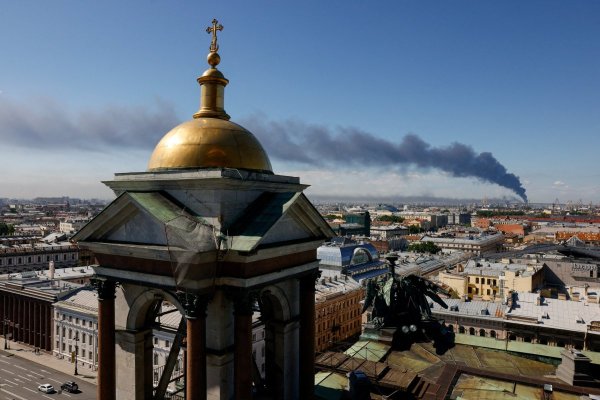 Drones de Ucrania cruzan 1.100 kilómetros, atacan instalaciones en San Petersburgo y el humo cubre el cielo sobre el "Davos" de Putin