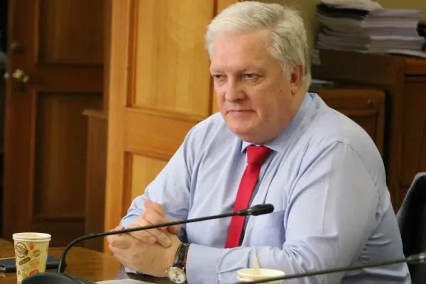 Alvarado activa contactos para sumar apoyos a la ley miscelánea y se reúne con el senador Kusanovic en La Moneda