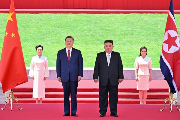 Xi Jinping estrecha lazos con Kim Jong-un en cumbre en Pyongyang sin insistir en desnuclearización