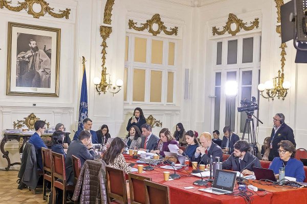 Economistas contraponen principales riesgos y beneficios de reforma del gobierno