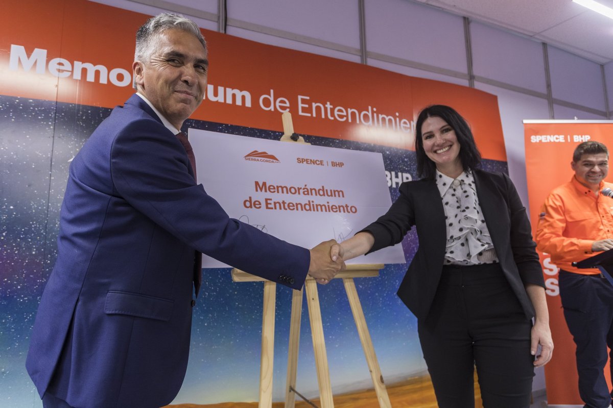 <p>Dee Lingenfelder, presidenta de Pampa Norte, y Marcelo Bustos, CEO de Sierra Gorda SCM, durante la firma en el marco de Exponor 2026.</p>