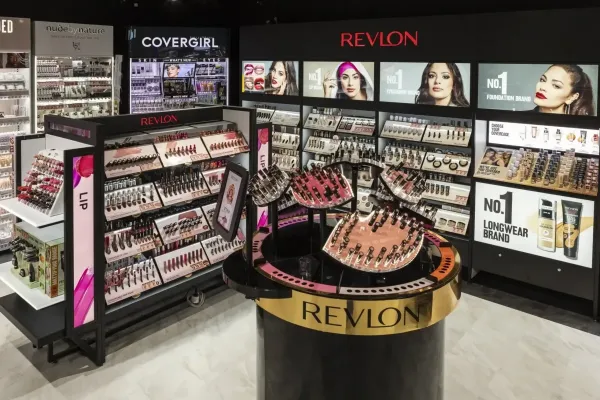 FDA emite dura advertencia a Revlon por posible contaminación en uno de sus productos