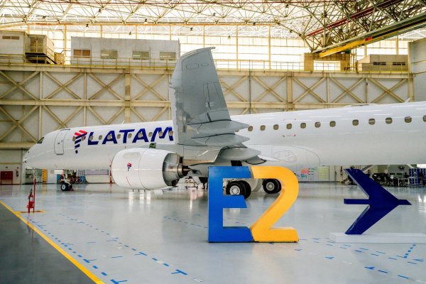 Latam presenta nuevo avión Embraer de menor capacidad para expandir su red aérea en Brasil