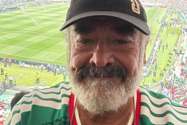 <p>Andrónico Luksic se pone la camiseta mexicana y manda saludos desde el partido inaugural del Mundial en el Estadio Azteca</p>