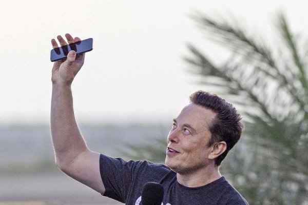 El plan de Musk para desarrollar una economía lunar tras la OPI de SpaceX