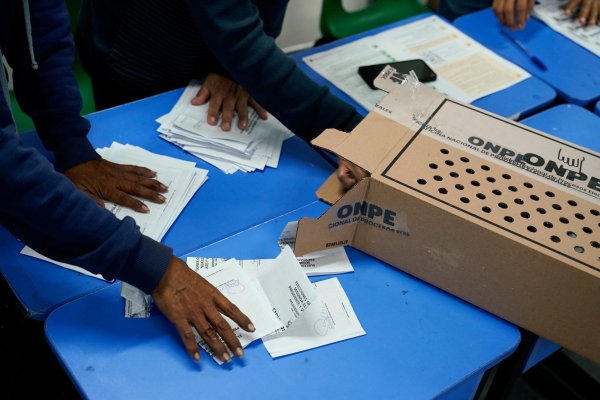 <p>Se ajusta empate en Perú: Keiko Fujimori supera por apenas 561 votos a Roberto Sánchez</p>