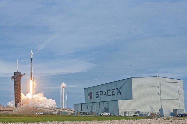 <p>El mercado calienta motores para el esperado debut de SpaceX: empresa fija en US$ 135 el precio de la acción y OPI recauda US$ 75.000 millones</p>