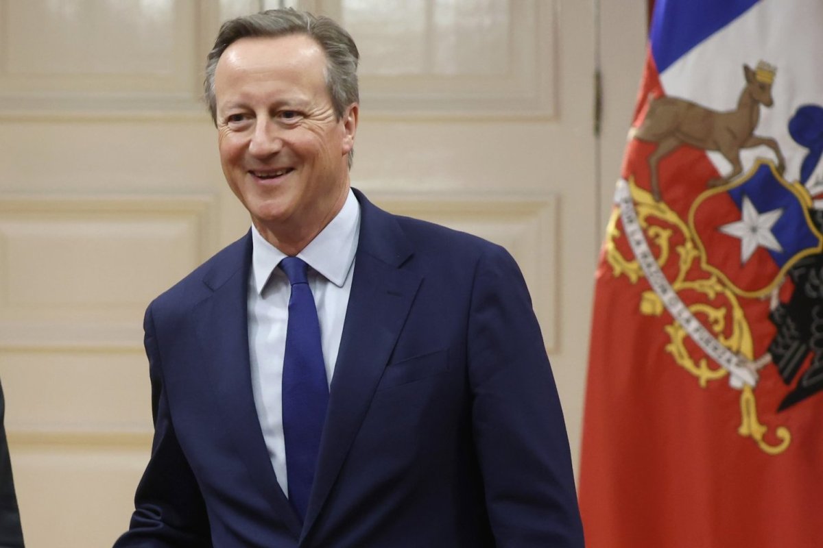 <p>El consejo para Trump, el recuerdo de su hijo, y el almuerzo con los Piñera: qué dijo e hizo David Cameron en Chile</p>