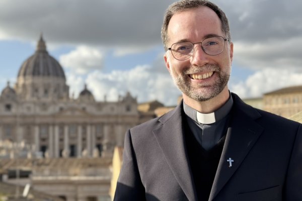 El jesuita chileno que canta y ora desde el Vaticano