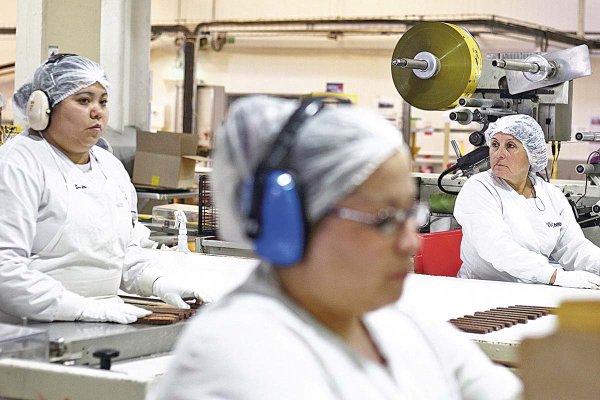 ¿Derecho a sala cuna? Solo 10% de las empresas en Chile tiene contratadas 20 o más mujeres