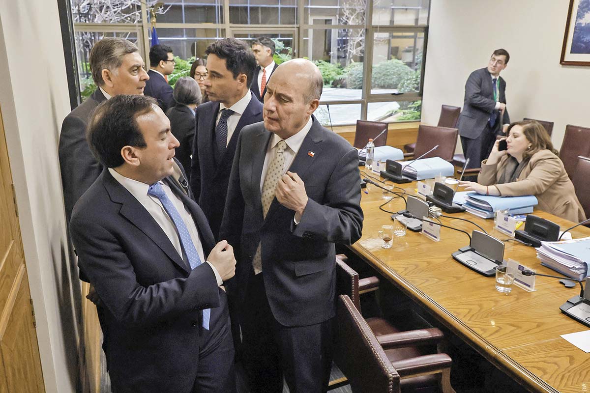 <p>El ministro Quiroz expuso ante la comisión de Hacienda del Senado. Foto: Aton.</p>
