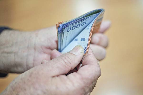 <p>¿Qué hacen los chilenos para cuidar su bolsillo? Estudio revela que una de cada cinco personas prefiere guardar sus ahorros "bajo el colchón"</p>