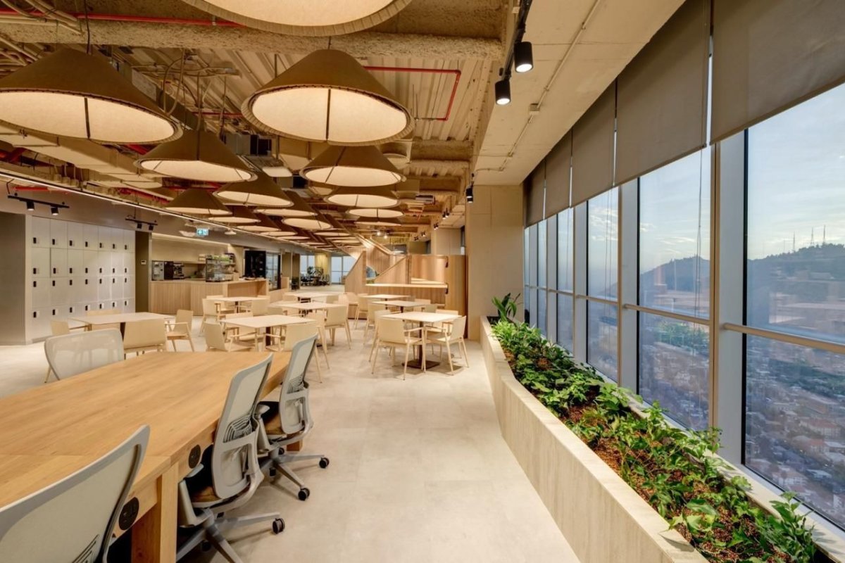 <p>Mercado Libre inaugura sus nuevas oficinas en el Costanera Center y proyecta subir a 5.000 trabajadores en Chile este año</p>