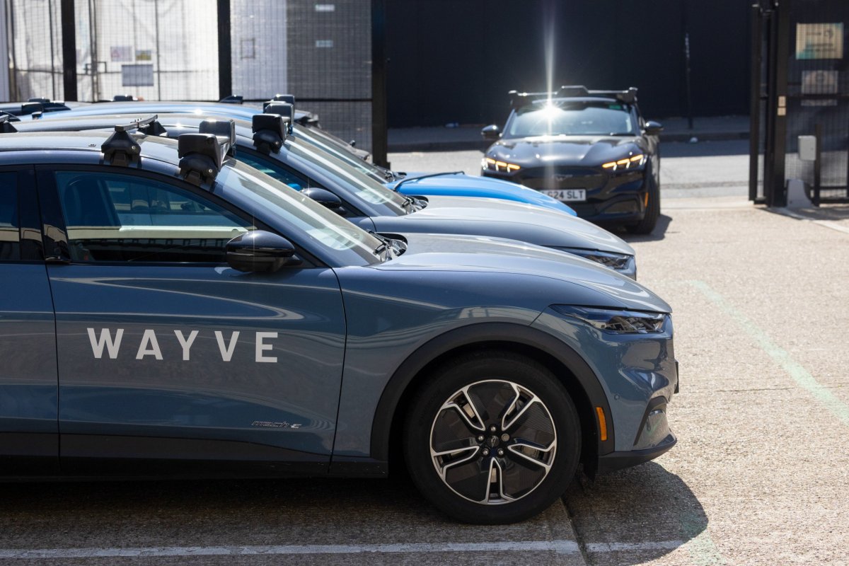 <p>Stellantis, Wayve y Uber sellan alianza para impulsar una red global de robotaxis autónomos</p>