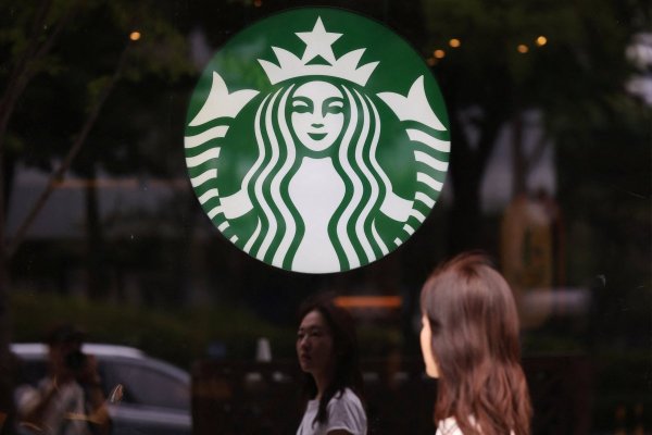 Starbucks recorta personal en Reino Unido y Hong Kong como parte de su proceso de reestructuración
