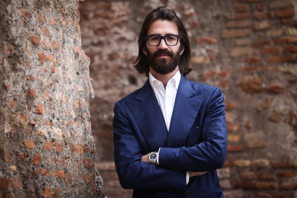 El heredero de Ray-Ban intensifica la lucha por el control de la fortuna familiar