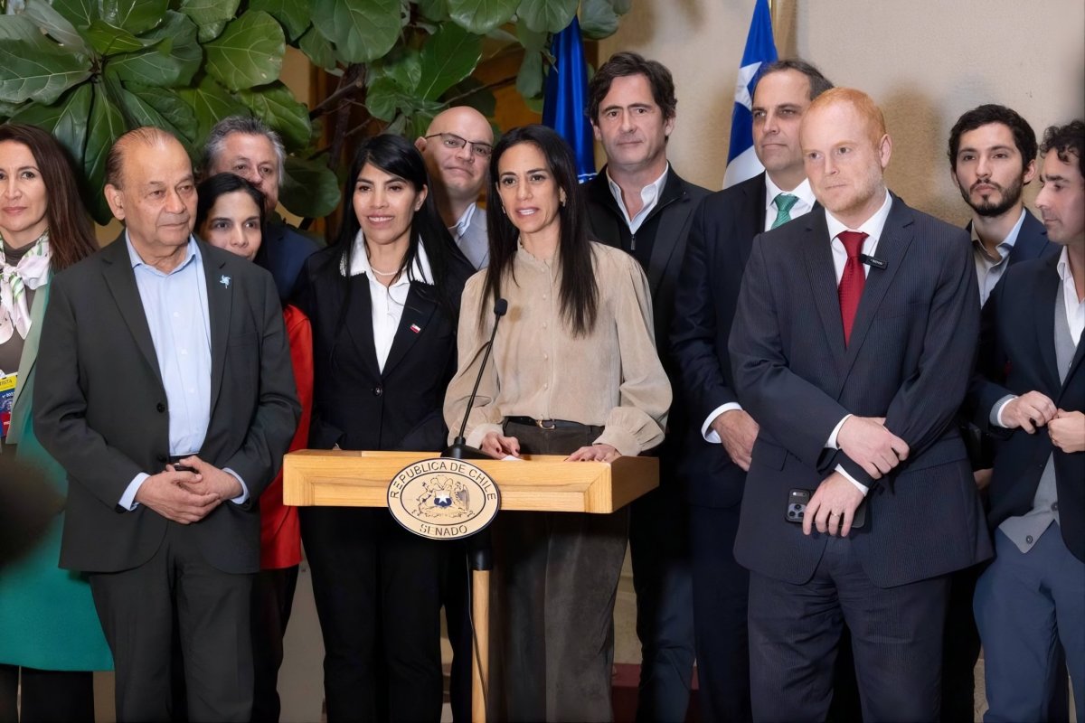 <p>Al centro, la ministra de Ciencia, Ximena Lincolao y la presidenta del Senado, Paulina Núñez, durante el lanzamiento de la nueva bancada.</p>