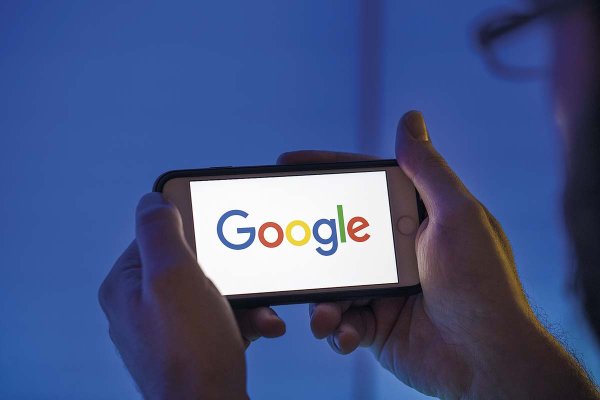 Acciones de Alphabet caen tras partida de estrella de la IA a la competencia