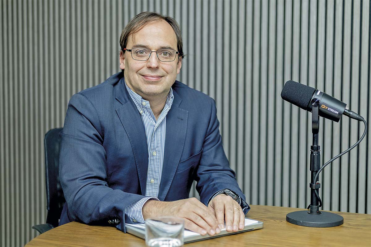 <p>Matías Acevedo es académico de la Universidad de los Andes. Foto: Verónica Ortíz</p>