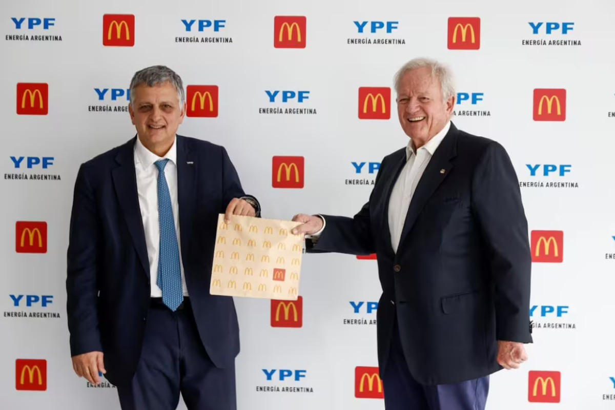 <p>Argentina YPF acelera su transformación y suma a McDonald's para convertir las bencineras en centros de consumo</p>
