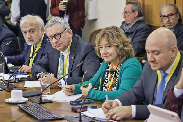 Fontaine confirma que evalúa venta de activos como una posibilidad para enfrentar “delicada” situación de Codelco