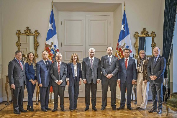 Empresarios llevan inquietud por el desempleo a La Moneda y defienden invariabilidad tributaria