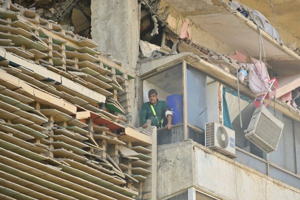<p>Equipos de rescate trabajaban tras los fuertes sismos que dejaron a personas atrapadas bajo los escombros de edificios derrumbados. (Fotos: Reuters)</p>
