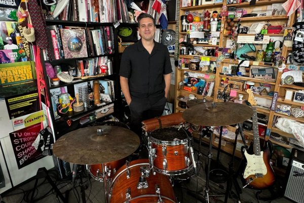 El baterista chileno que llegó a Coachella, Tiny Desk y el Tonight Show de Jimmy Fallon