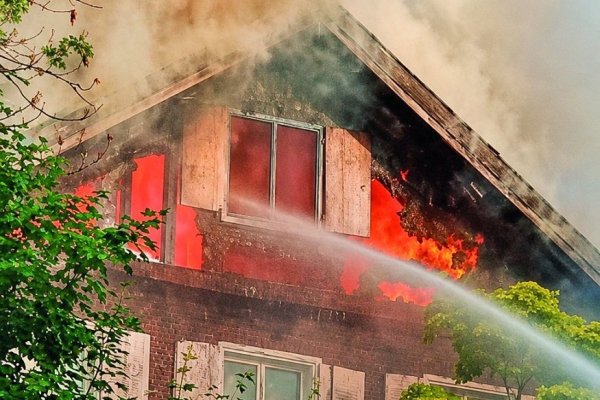 La historia de la casona de los Kast que se incendió en Alemania