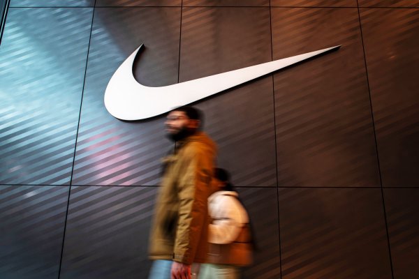 Nike supera las expectativas de ganancias, pero cae tras advertencias sobre la demanda