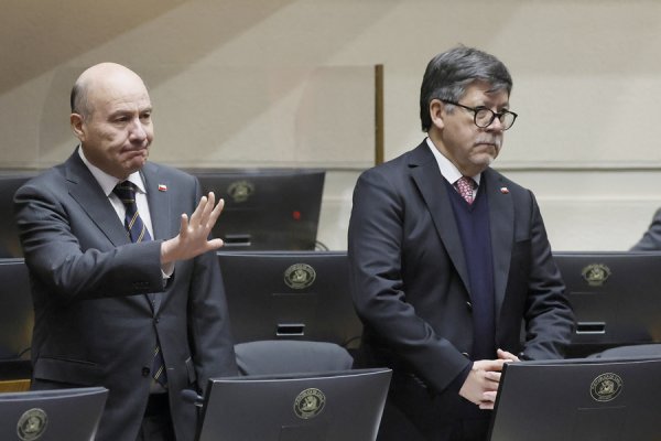 <p>El ministro de Hacienda, Jorge Quiroz, junto al director de Presupuestos, José Pablo Gómez. Foto: Aton.</p>
