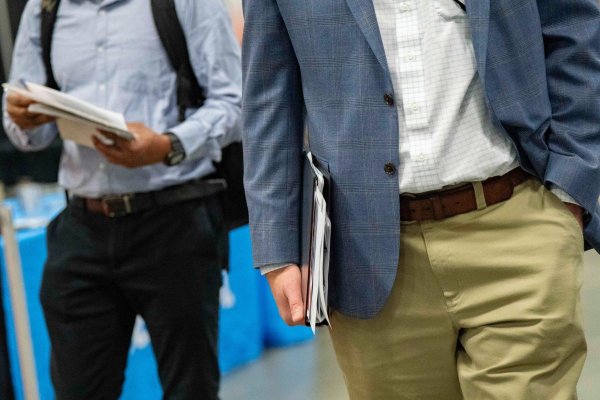 La débil contratación afecta a los trabajadores jóvenes más que la IA, según estudio