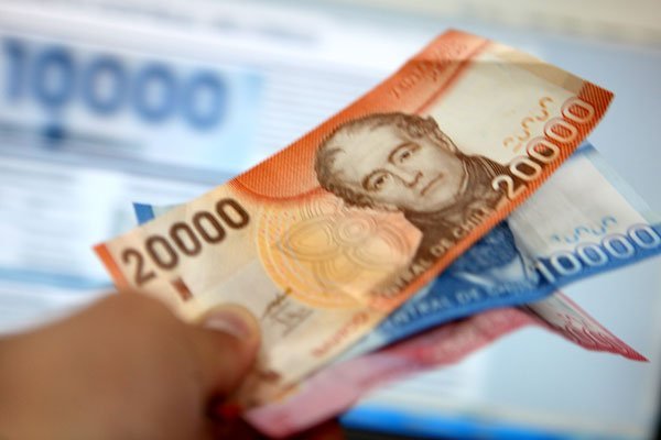 En medio del avance de la digitalización, una mayoría de los chilenos prefiere que el pago en efectivo se mantenga como alternativa