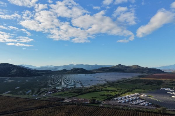 <p>Gigante española de energía subasta 1,5 TWh de electricidad en Chile al mejor postor: podría abastecer una ciudad grande por un año</p>