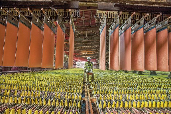 La economía chilena cae por quinto mes, se acerca a una recesión técnica y reabre el debate sobre baja de tasas