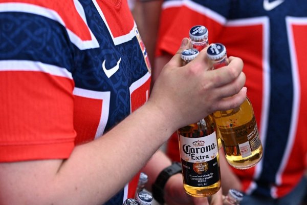 <p>Fabricante de Corona recupera el impulso gracias al Mundial y las finales de la NBA</p>