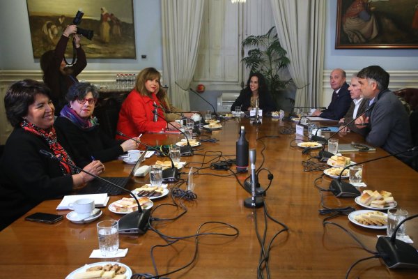 <p>El grupo se reunió por cerca de dos horas en el exCongreso en Santiago. Crédito: Aton</p>