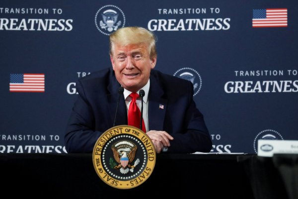 La declaración financiera de Trump muestra 21 mil operaciones bursátiles en 2025