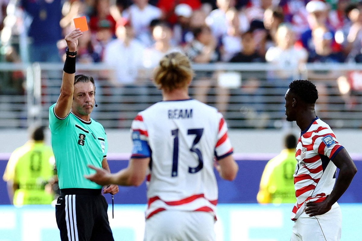<p>Balogun recibió la tarjeta roja el domingo por pisar con la bota el tobillo del bosnio Tarik Muharemovic en el segundo tiempo del partido en que EEUU se impuso a Bosnia. (Foto: Reuters)</p>