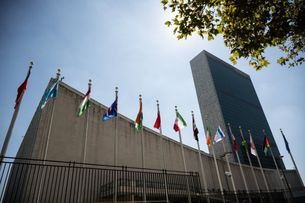 Informe de la ONU advierte falta de gobernanza y concentración global de la IA